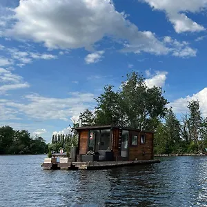 gemtliches-hausboot-mit-kamin-in-berlin.find-berlin-hotels.com/
